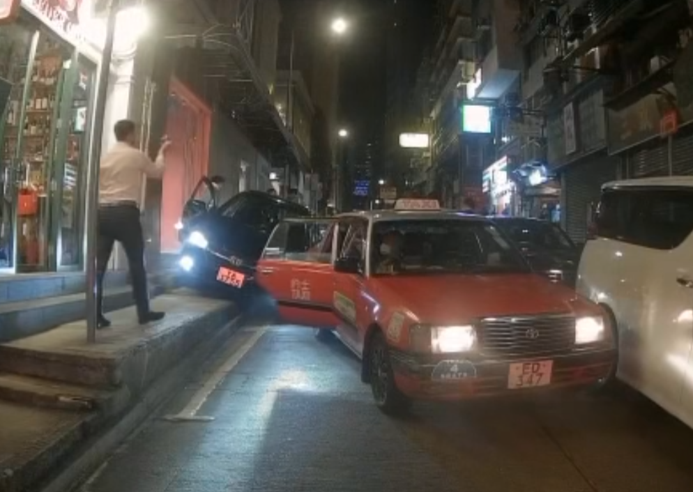 的士乘客落車拍攝。(影片截圖)