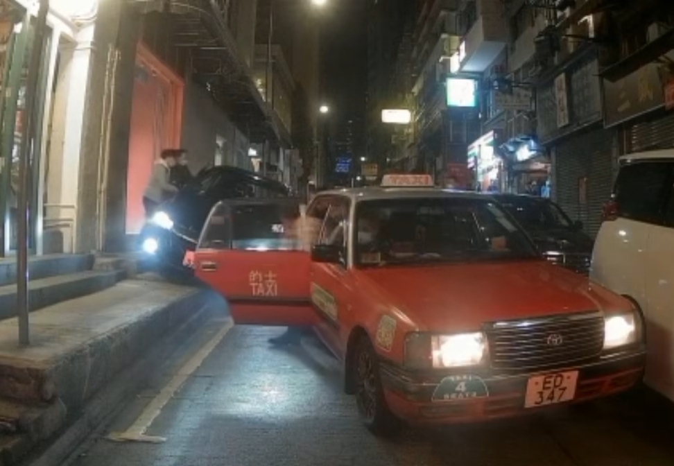 多名警員上前拉出司機。(影片截圖)