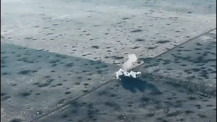 第1輛坦克先被地雷炸中。(影片截圖)