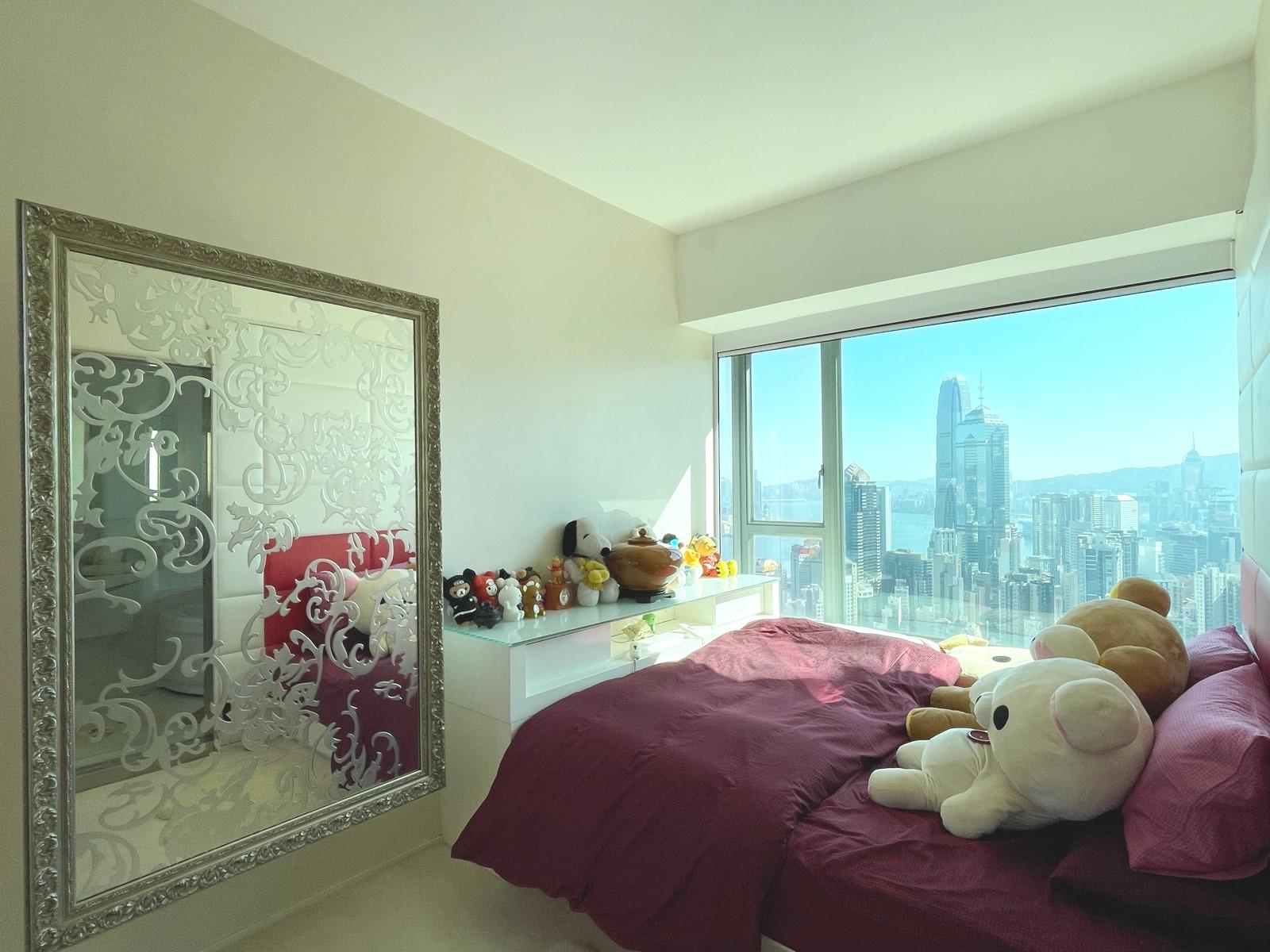 落地玻璃窗設計的主人套房,坐擁中上環及維港煙花海景。