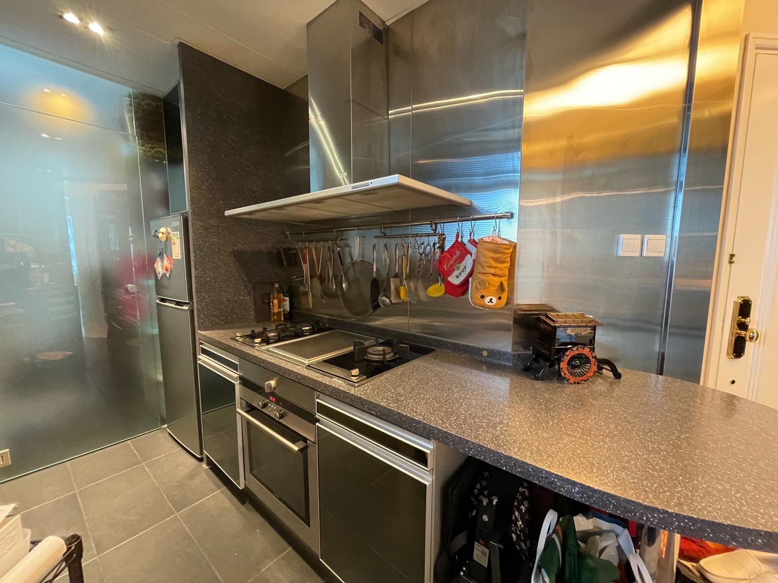 廚房面積闊落,附有工人套房。