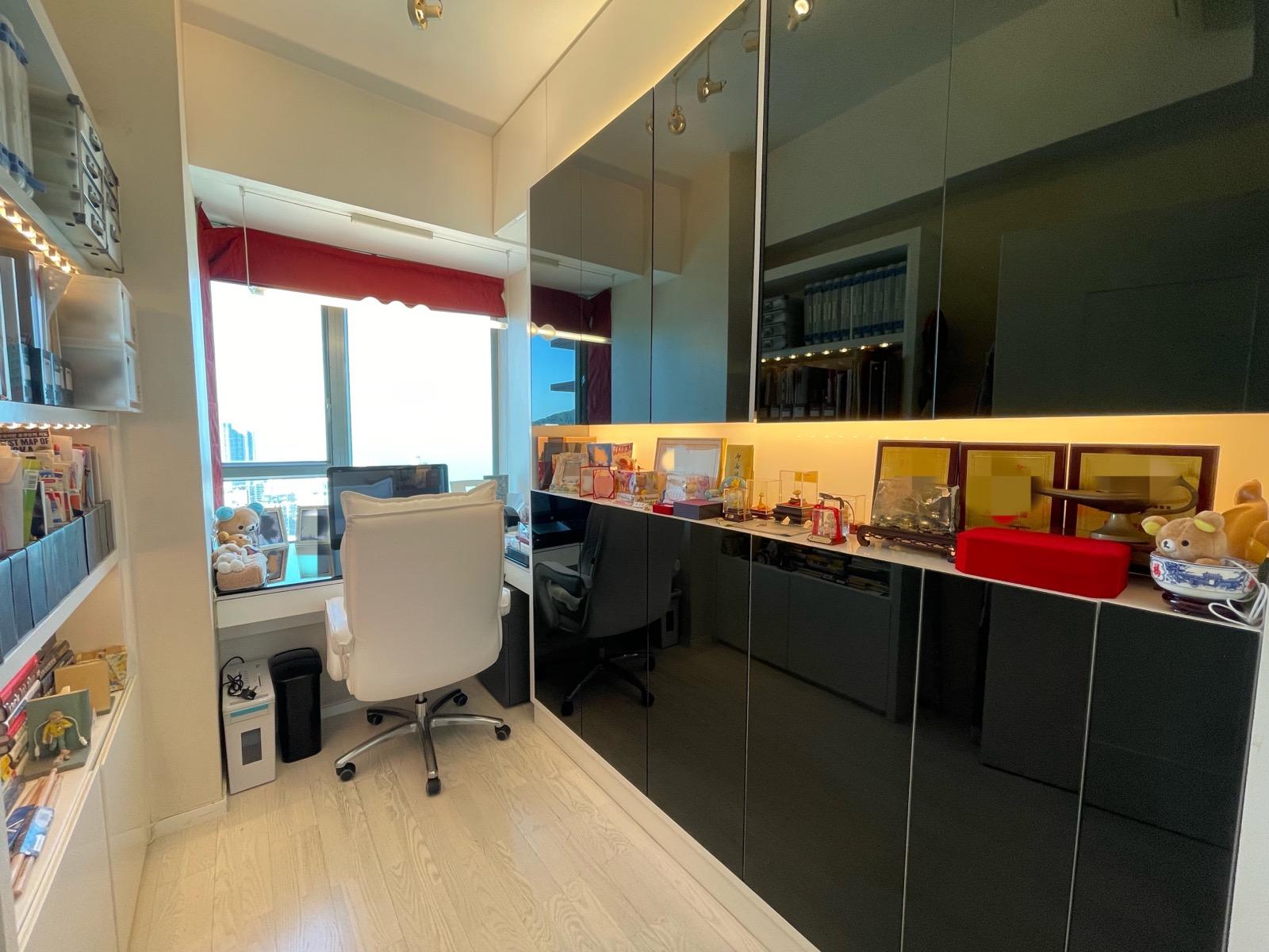 改為書房的房間,間隔闊落見使。