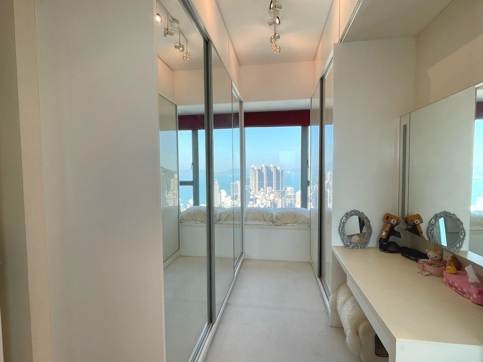 其中一間睡房改為衣帽間,同樣享有海景。