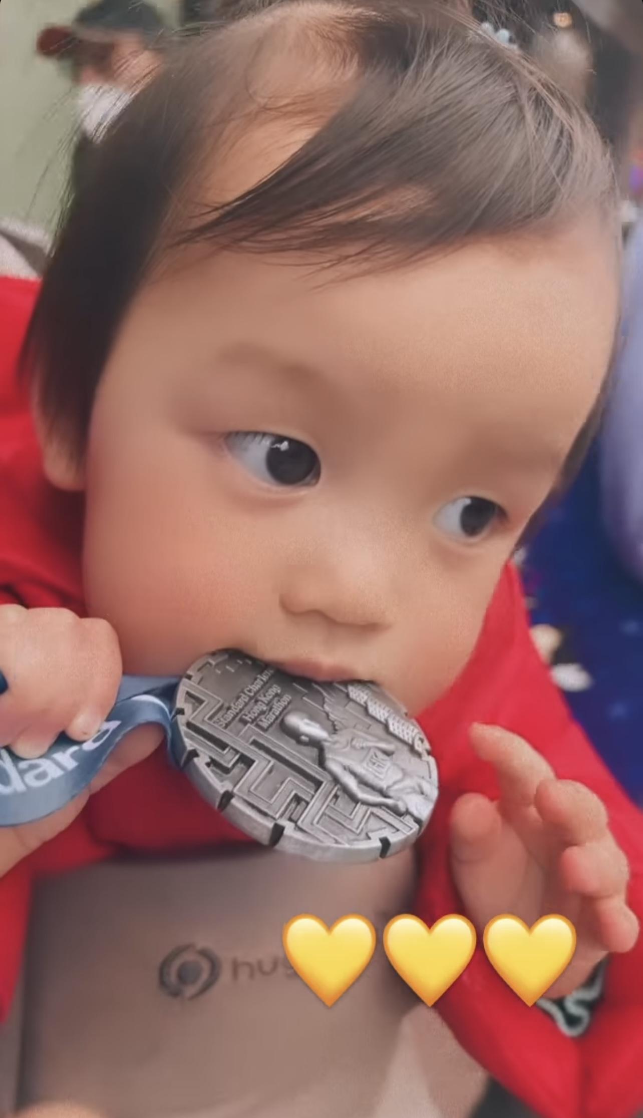 已為人母的梁諾妍與囡囡分享完賽的喜悅。(IG圖片)