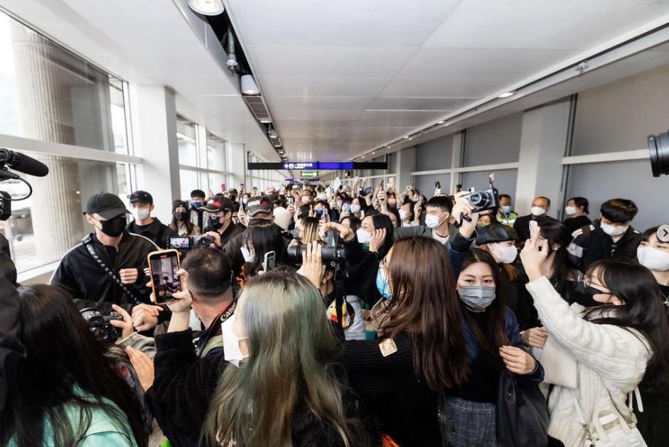 許光漢、柯佳嬿和施柏宇來港為電影版《想見你》宣傳,迫爆機場。