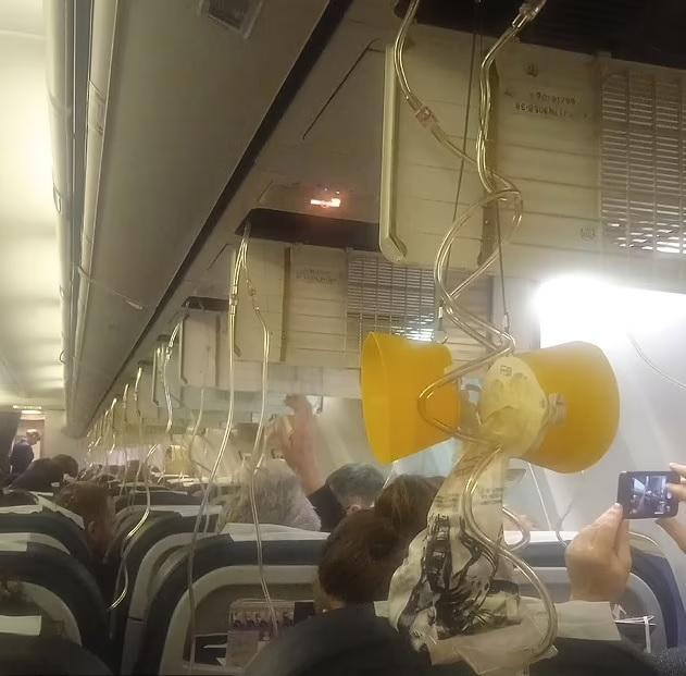 客機急墜,大部分氧氣罩掉落。(互聯網)