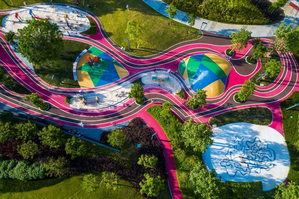 香蜜公園內有兒童玩樂設施,色彩豐富,很適合一家大小去玩。(圖片來源:視覺中國)