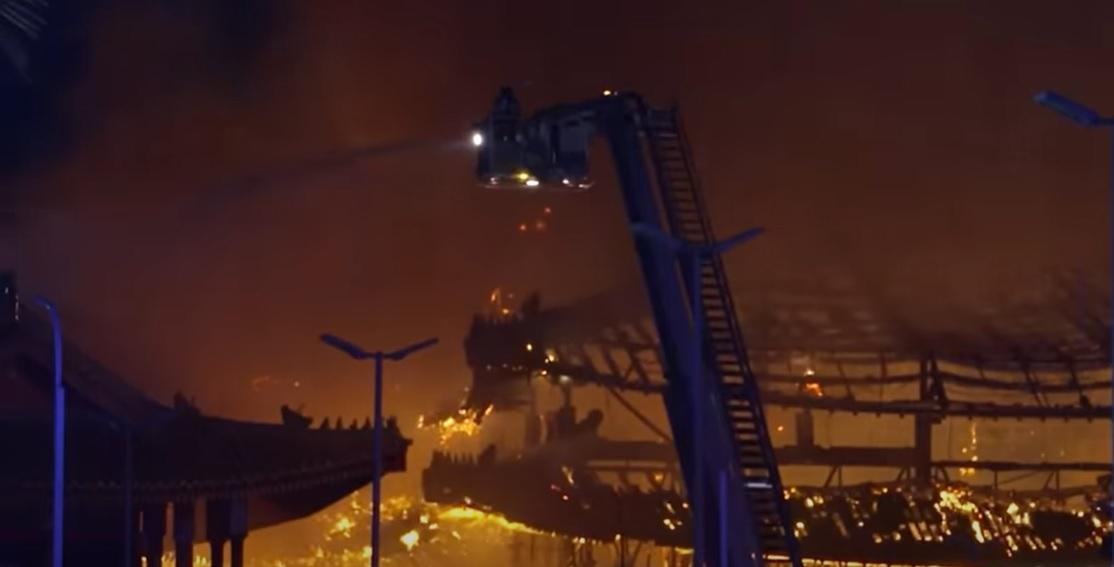 大雄寶殿燒剩支架。(互聯網)