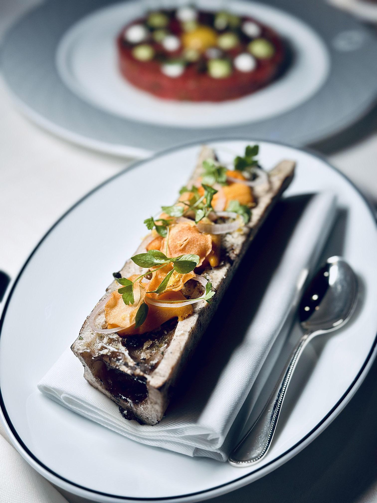 烤牛骨髓配海膽