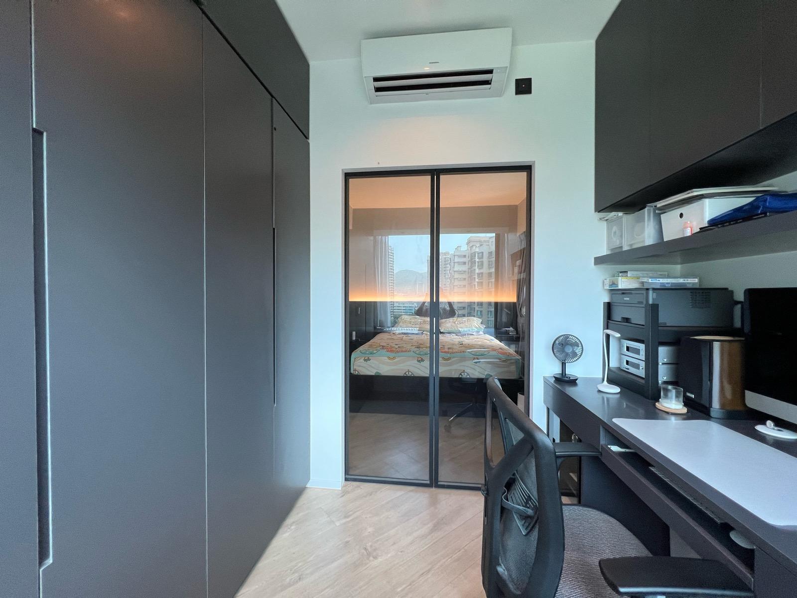 書房與睡房以透明黑框玻璃明分隔,並設有置頂衣櫃和儲物櫃,十分美觀實用。