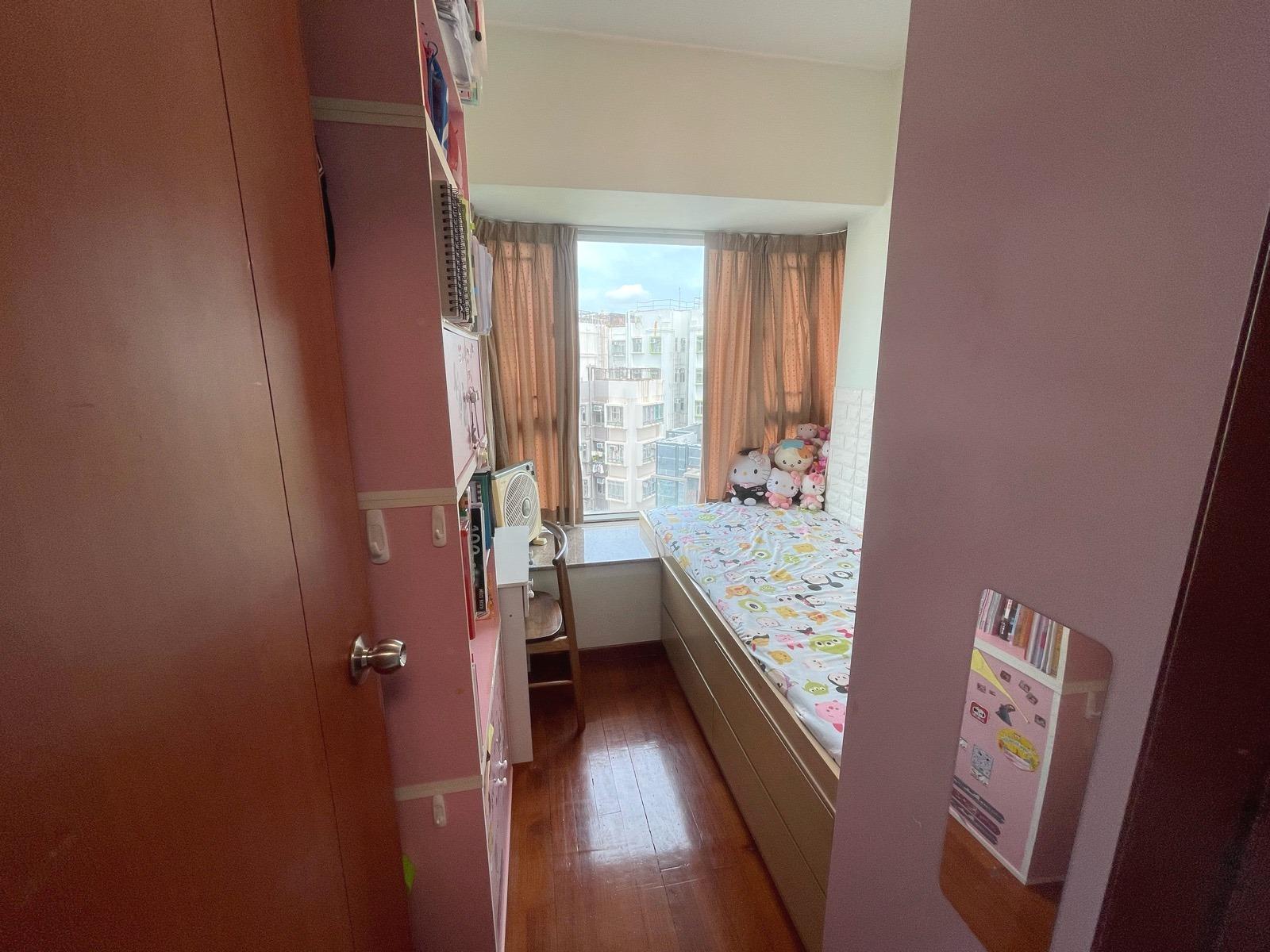 其中一間睡房的部分窗台,「偷位」改為睡床,增加使用空間。