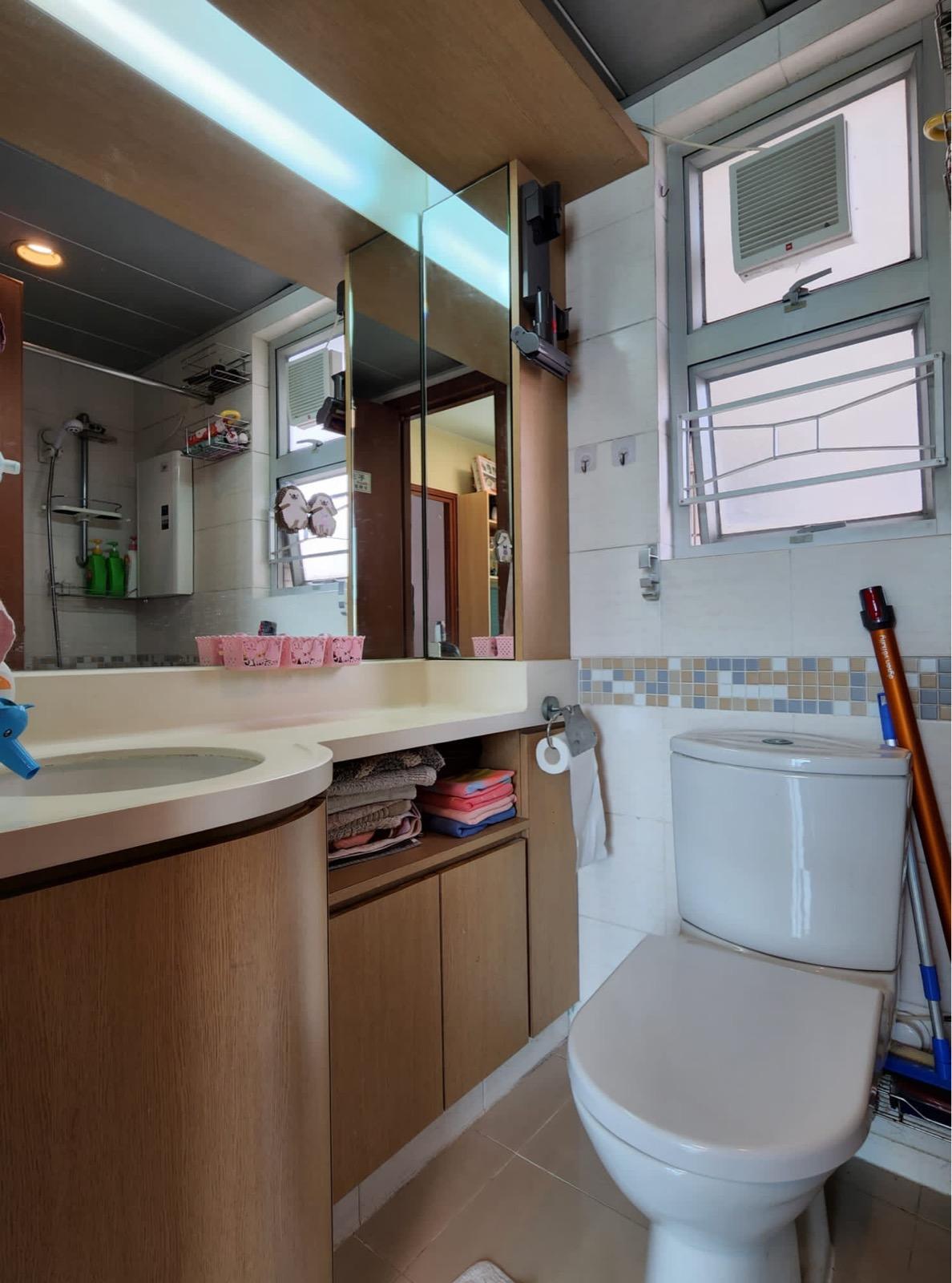 浴室為明廁,裝修新淨整潔。