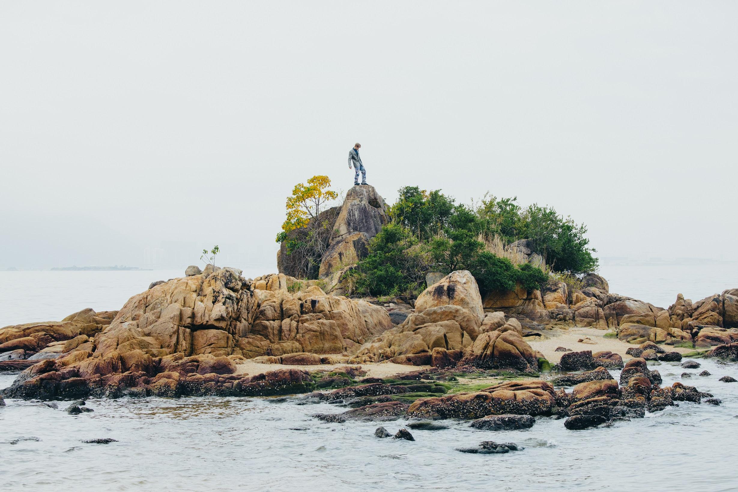 Marco為拍MV攀山涉水,爬上懸崖頂,可謂搏到盡。