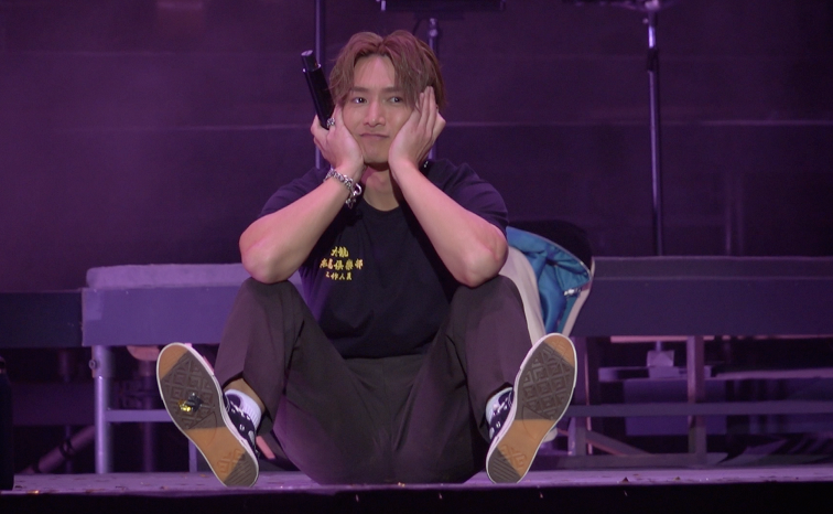 Jason聽fans 大合唱《永久保存》,感動到眼泛淚光。