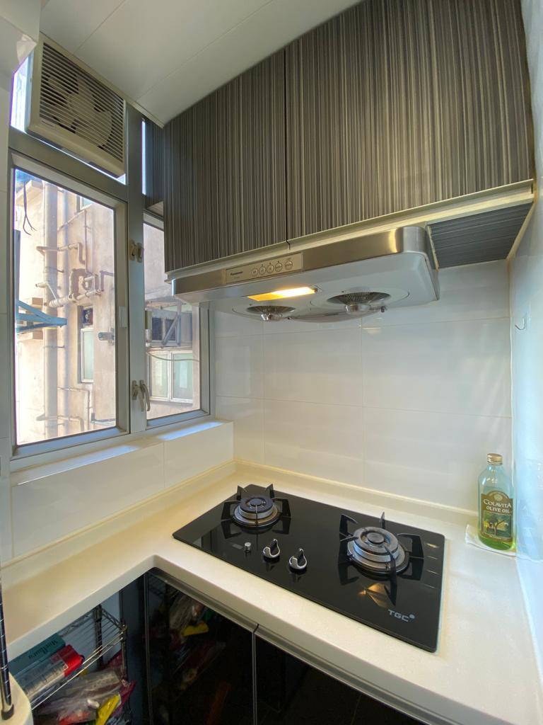 廚房採用明火設備,配套新淨。