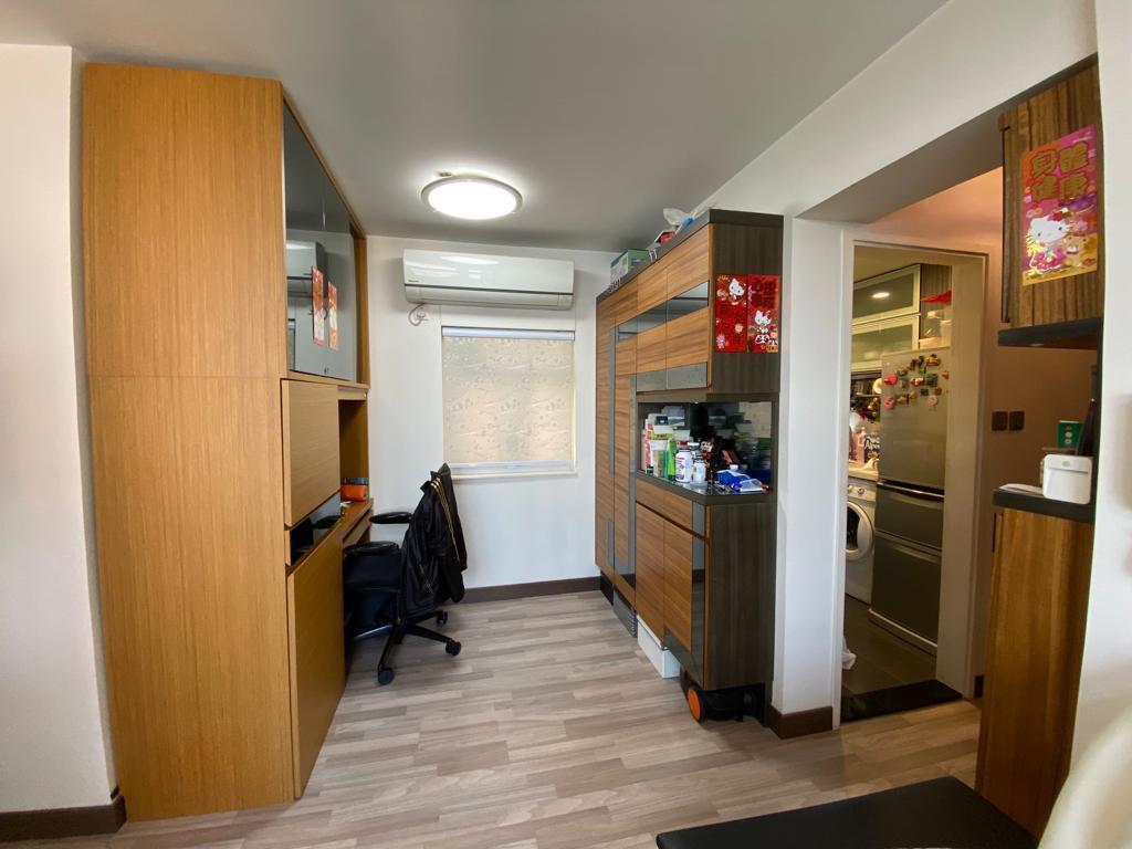 飯廳部分空間作工作間用途,兩邊放有大櫃,活動空間仍算多。