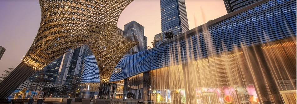 福田市中心其中一個大型商場「One Avenue卓悅中心」外的中央大街,巨型的雕塑和藝術展品,令到這個商場多了一分玩味,令人不但可享受購物,更可以體驗藝術生活。(圖片來源:卓悅中心官網)