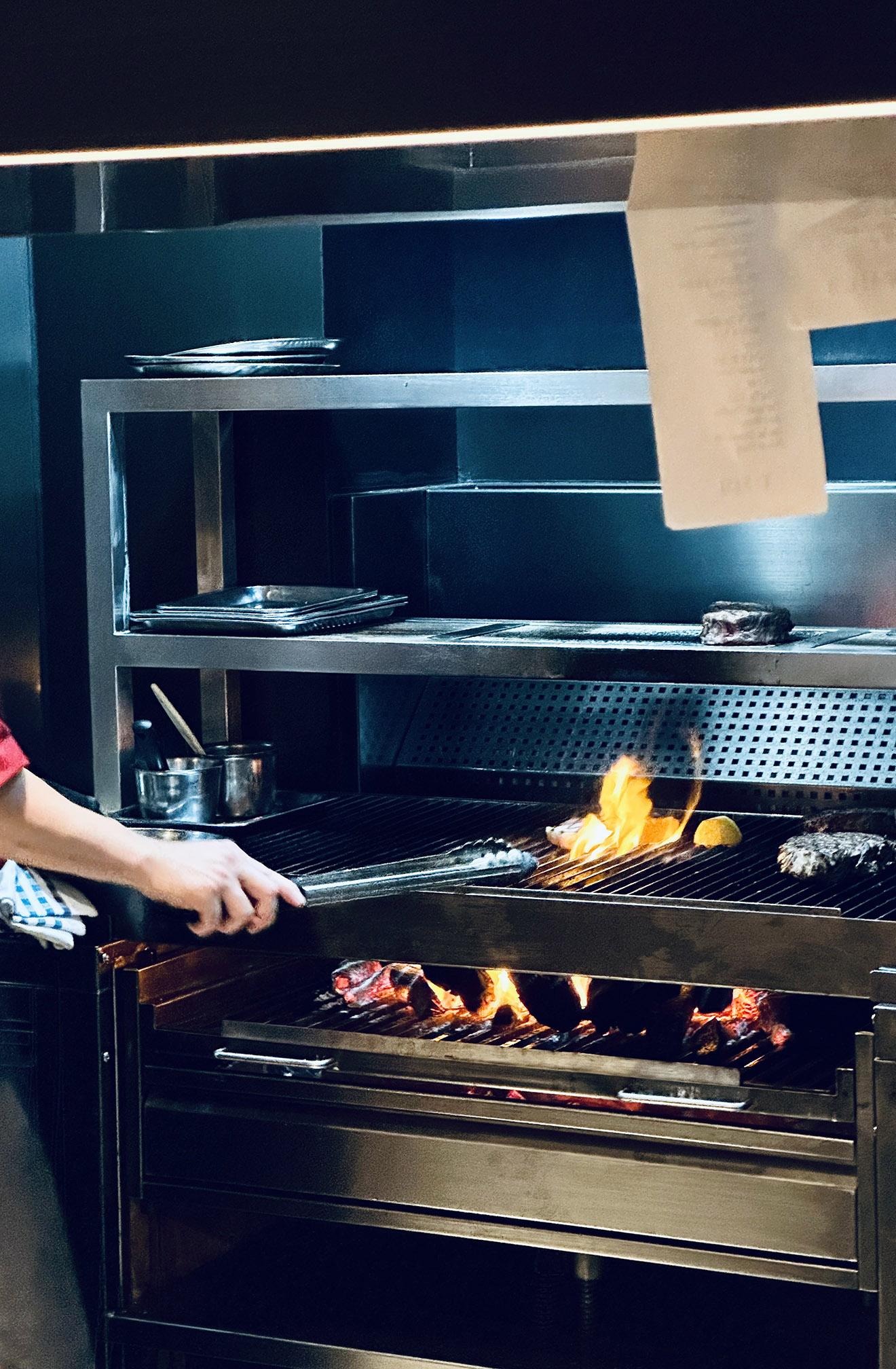 統木炭烤架烤製牛扒