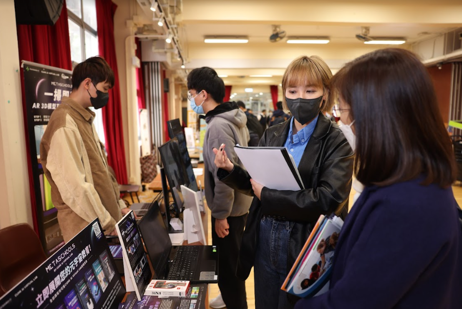 數碼港及政府資訊科技總監辦公室(資科辦)再度合辦的小學「奇趣 IT 識多啲」及「中學 IT 創新實驗室」方案分享日,19 間數碼港社群初創公司向逾 60 名中小學教育工作者展示 STEAM 課外活動方案。