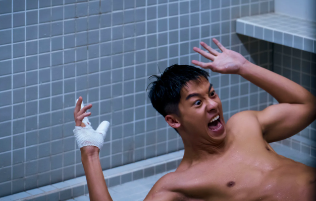 許光漢在喜劇《關於我和鬼變成家人的那件事》有大膽裸露演出。(截圖)