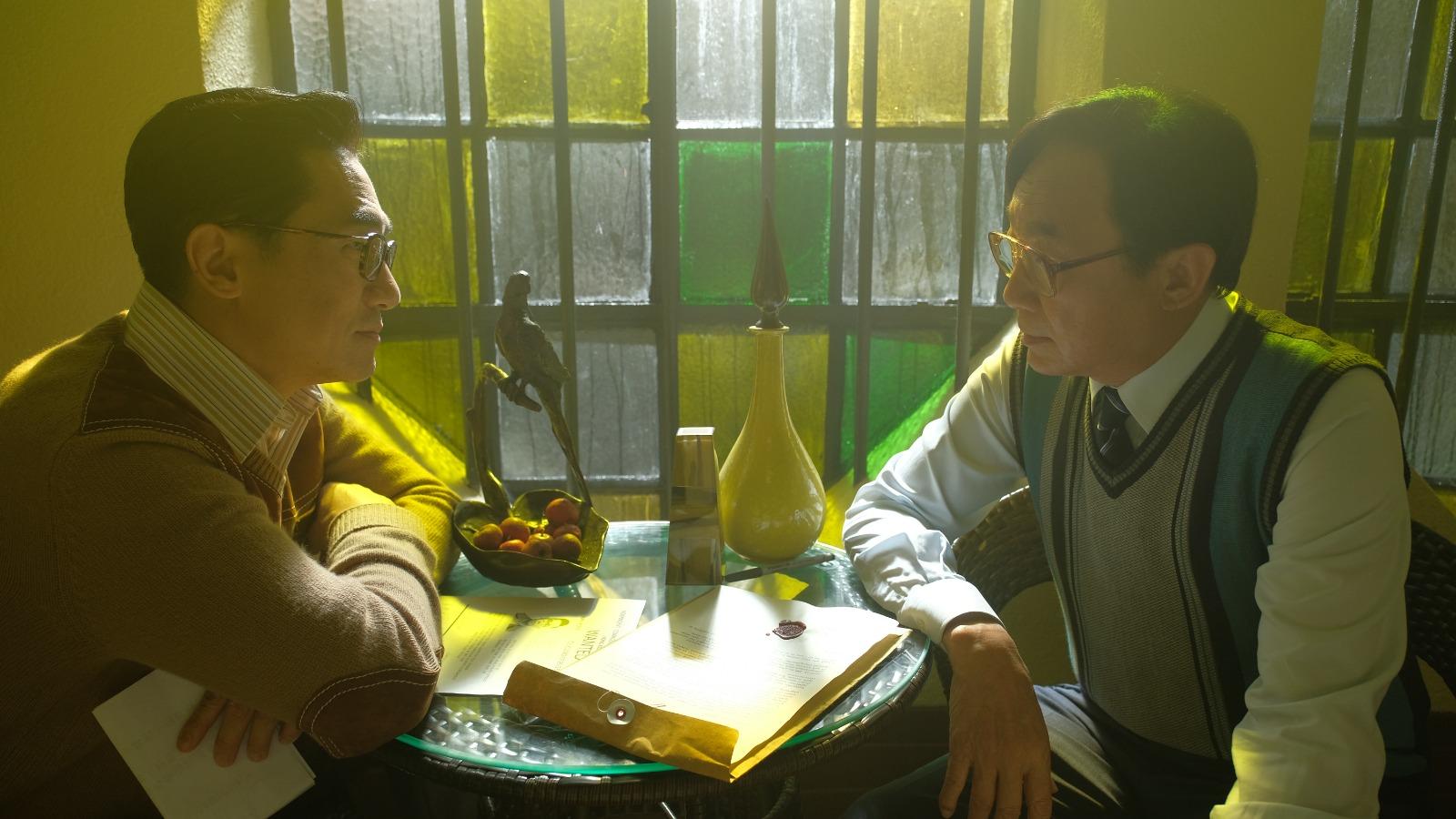 許冠文與「四大探長」之一南江交涉。(《風再起時》劇照)