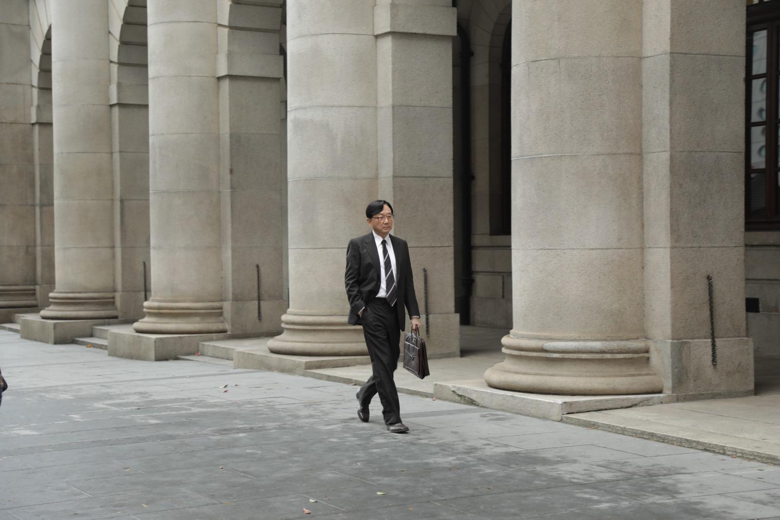 許冠文演致力令執法人員回復廉潔的廉政專員。(《風再起時》劇照)