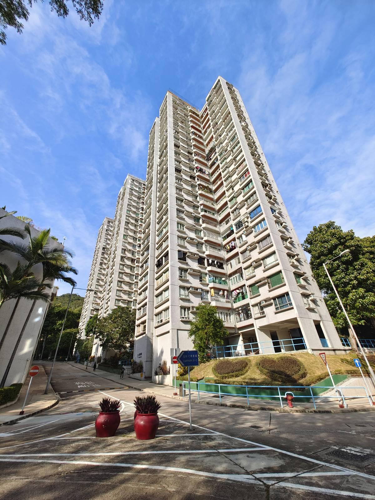 放盤為深井豪景花園1期4座中層D室,圖為大廈外觀。