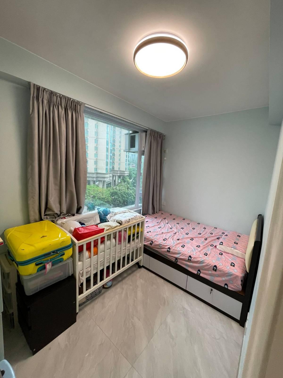 睡房間隔方正,此為三房中唯一望內園景的房間。