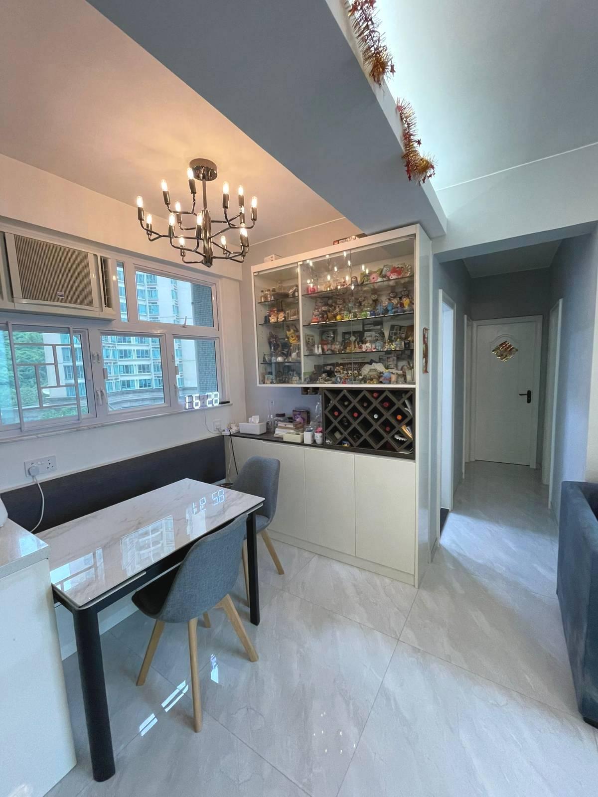 客飯廳設對流窗,飯廳一邊的窗戶闊大,景觀以樓景和內園為主。