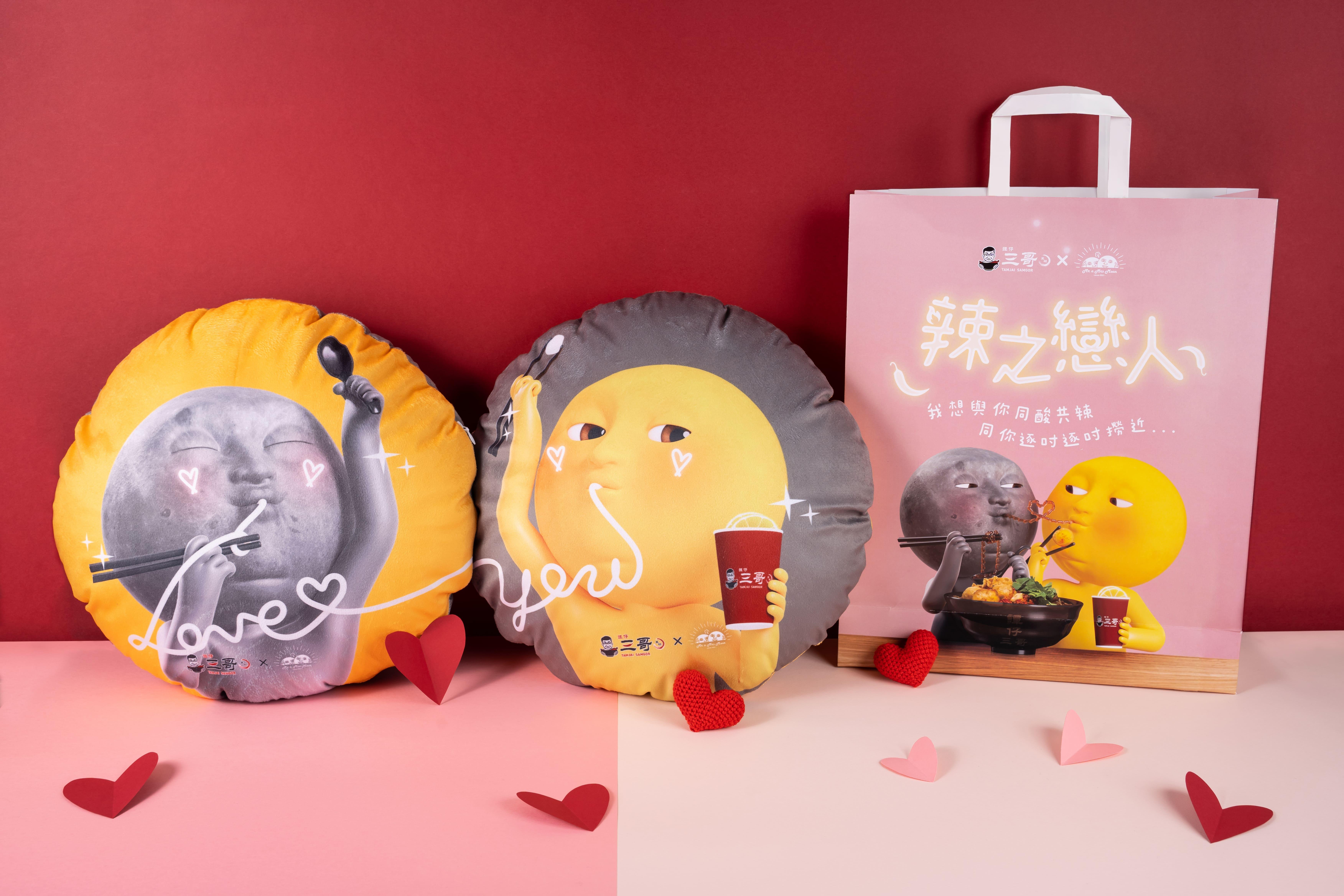凡於上午11時後在指定分店惠顧一餸或以上米線,即可以加$35換領「MOON MOON LOVE LOVE攬枕套裝」一份。
