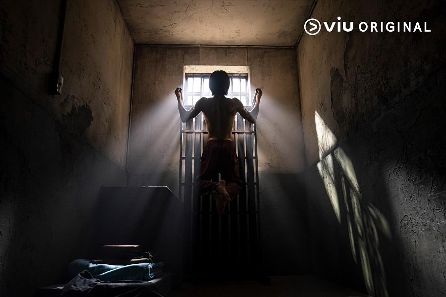 在《模範的士2》的李帝勳獨困囚室。(《模範的士2》劇照)