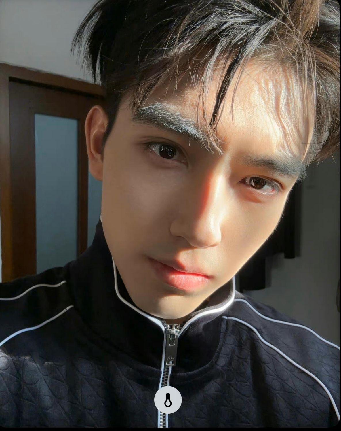 中國名導陳凱歌的22歲兒子陳飛宇靠顏值及父親名氣走紅,近日卻爆出桃色新聞。