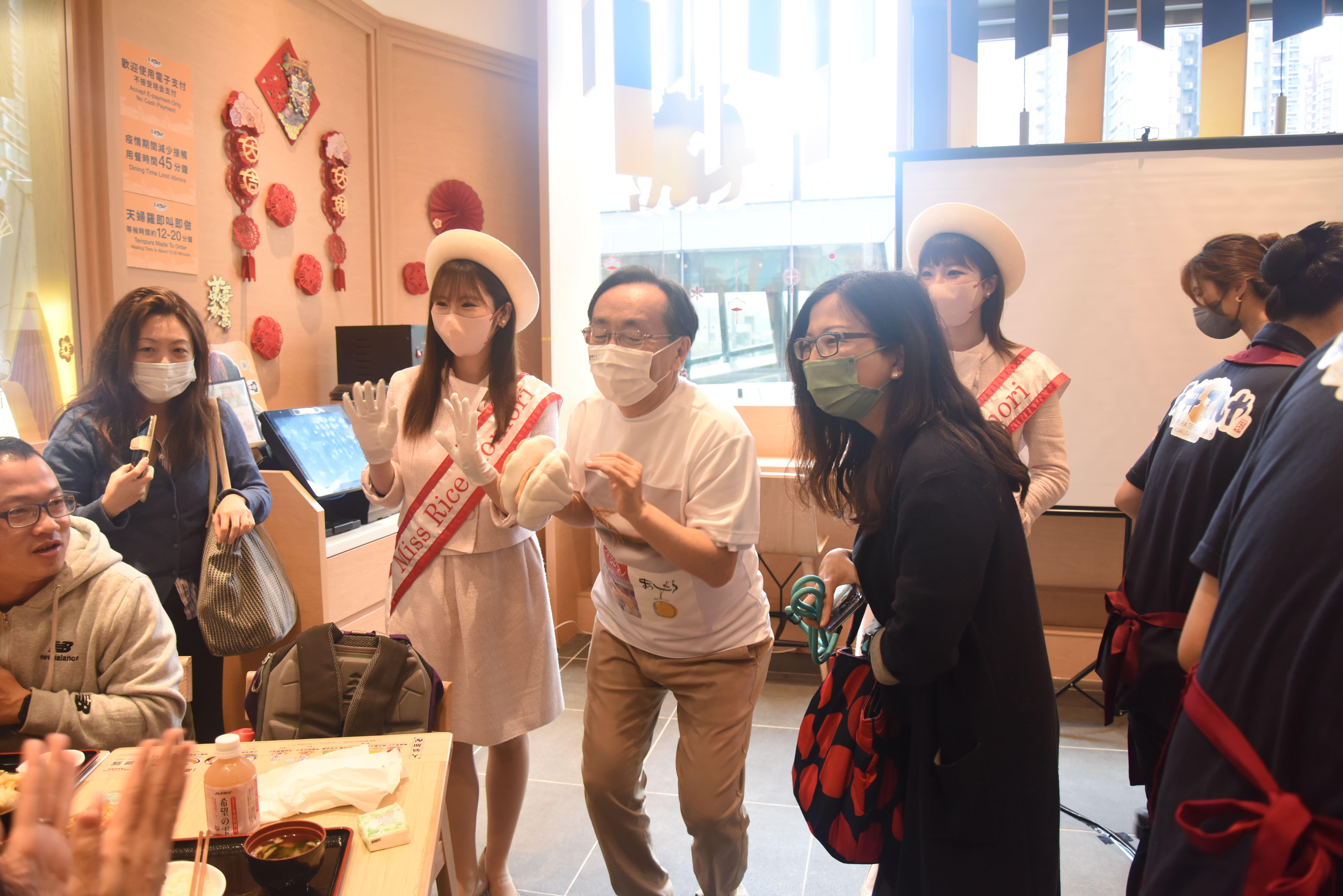 青森縣知事三村申吾與觀眾互動。