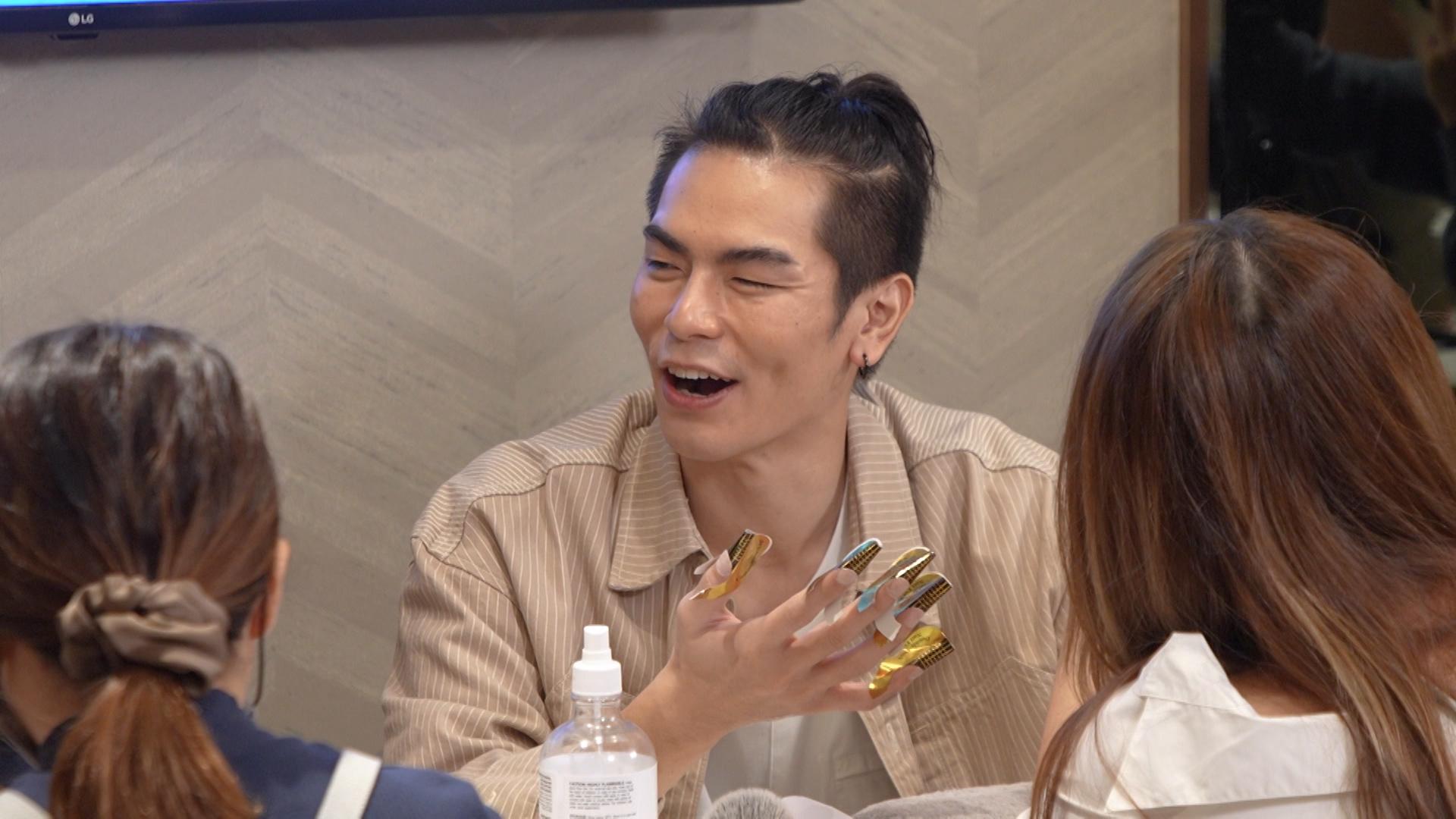 首次Gel甲的王雍泰親自挑選指甲款式,拜託美甲師在指甲上畫上愛犬造型。