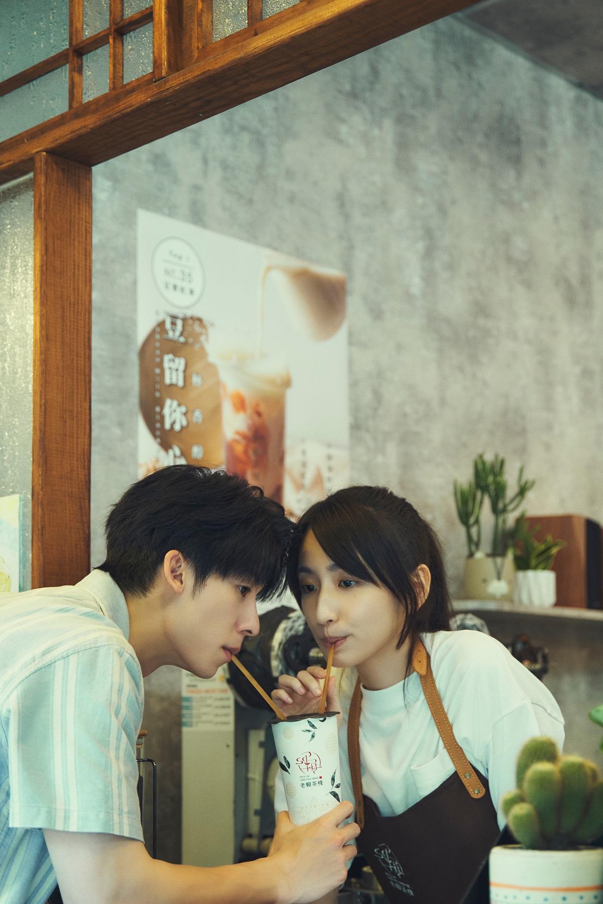 電影版《想見你》的黃雨萱和王詮勝邂逅於珍奶店。(《想見你》劇照)