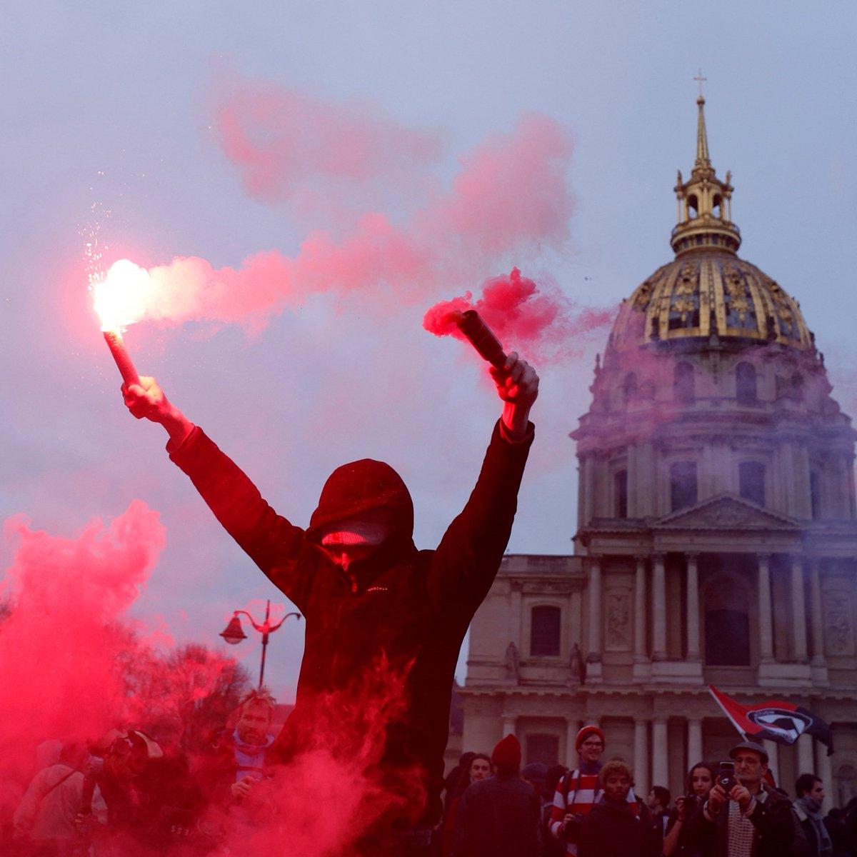 示威大致和平,但入夜開始有示威者燃燒信號彈,與防暴警察衝突。(Twitter)