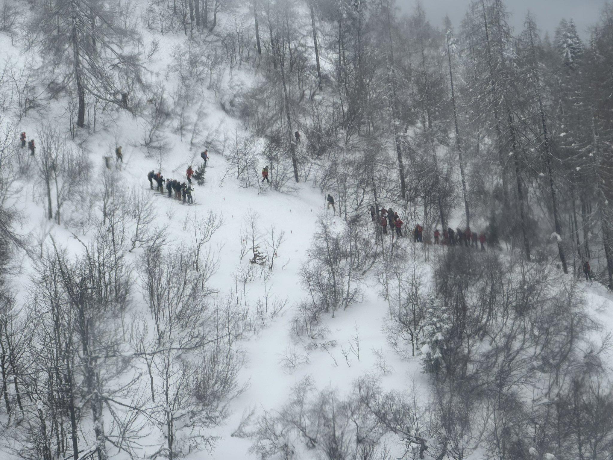 據報有最少30人在奧地利西部的山區單獨滑雪,當局派出直升機及救援人員在山區搜索。(Twitter)