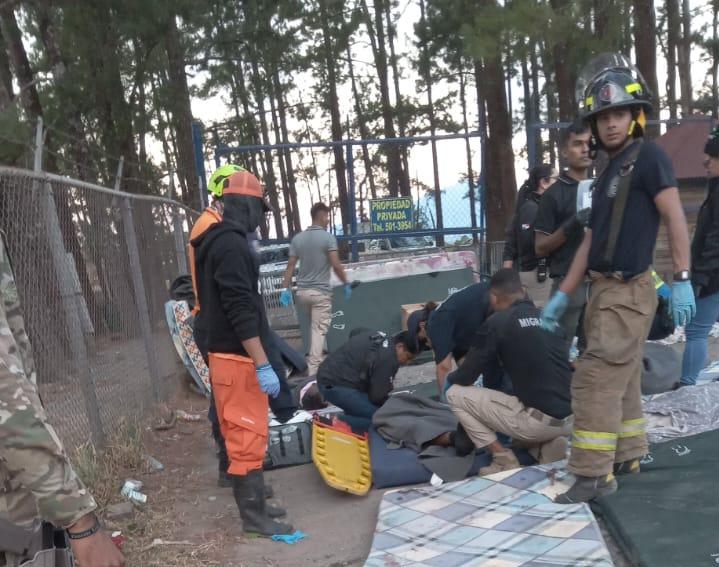 一架載著非法移民的巴士於公路與另一架巴士相撞後衝落懸崖,造成嚴重傷亡。(Twitter)