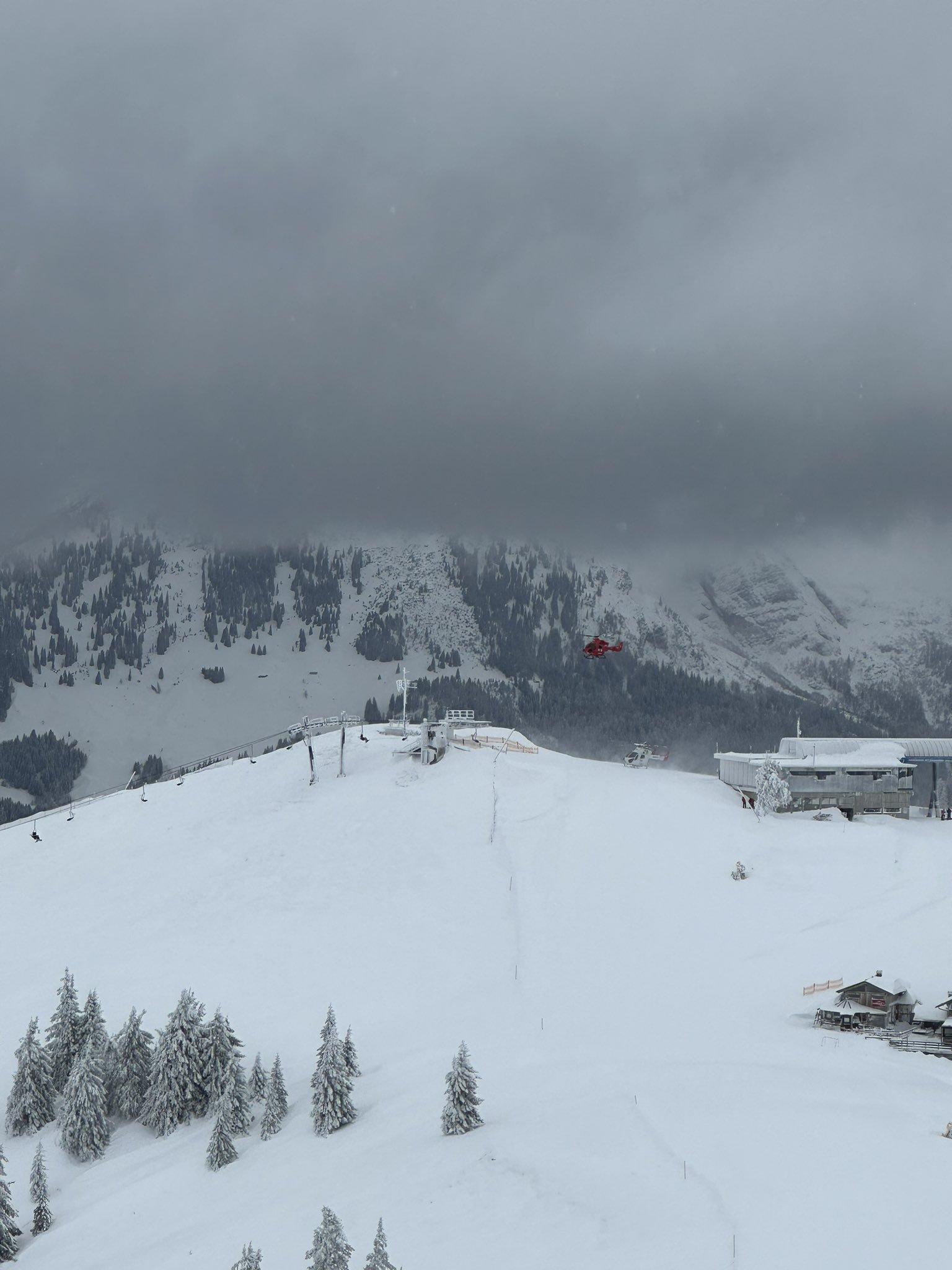 據報有最少30人在奧地利西部的山區單獨滑雪,當局派出直升機及救援人員在山區搜索。(Twitter)
