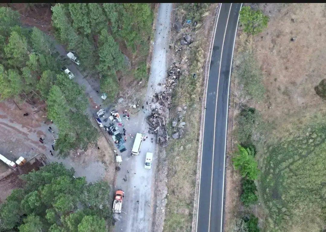 一架載著非法移民的巴士於公路與另一架巴士相撞後衝落懸崖,造成嚴重傷亡。(Twitter)