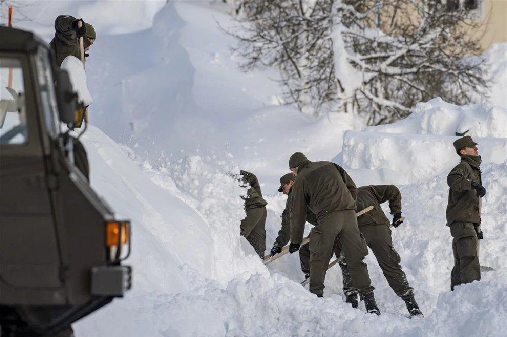 據報有最少30人在奧地利西部的山區單獨滑雪,當局派出直升機及救援人員在山區搜索。(Twitter)