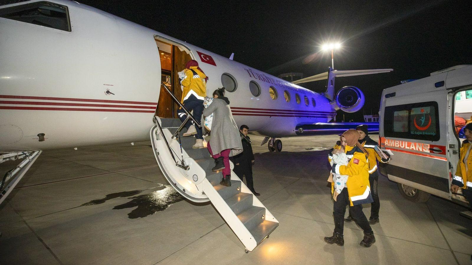 人員將16名倖存嬰兒登上總統專機。(Twitter)