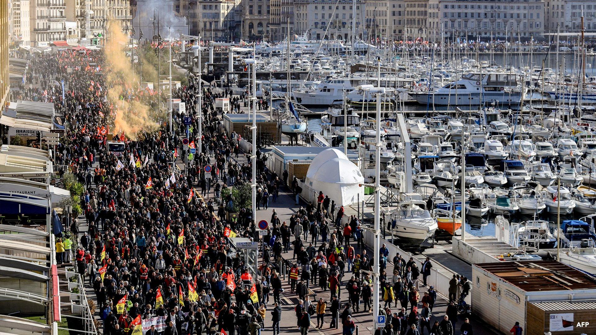 示威大致和平,但入夜開始有示威者燃燒信號彈,與防暴警察衝突。(Twitter)