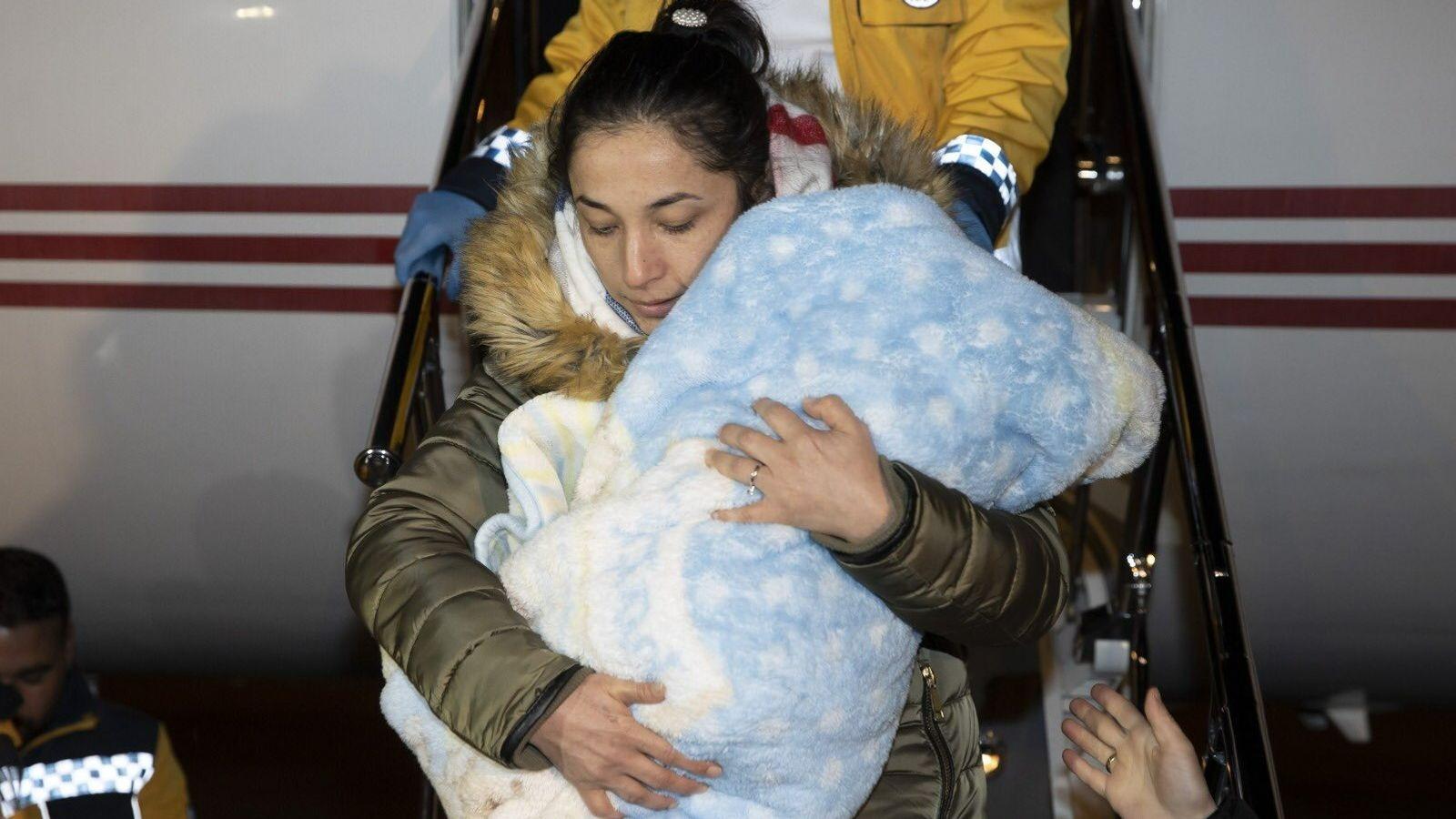 16名倖存嬰兒抵達安哥拉。(Twitter)