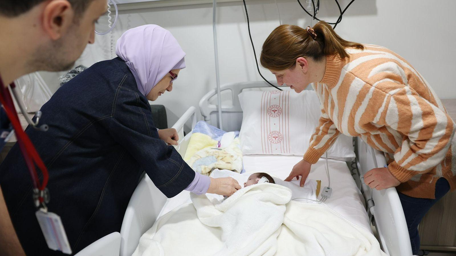 16名倖存嬰兒抵達安哥拉。(Twitter)