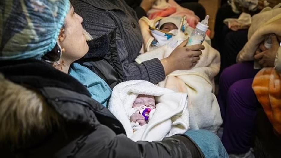 人員將16名倖存嬰兒登上總統專機。(Twitter)