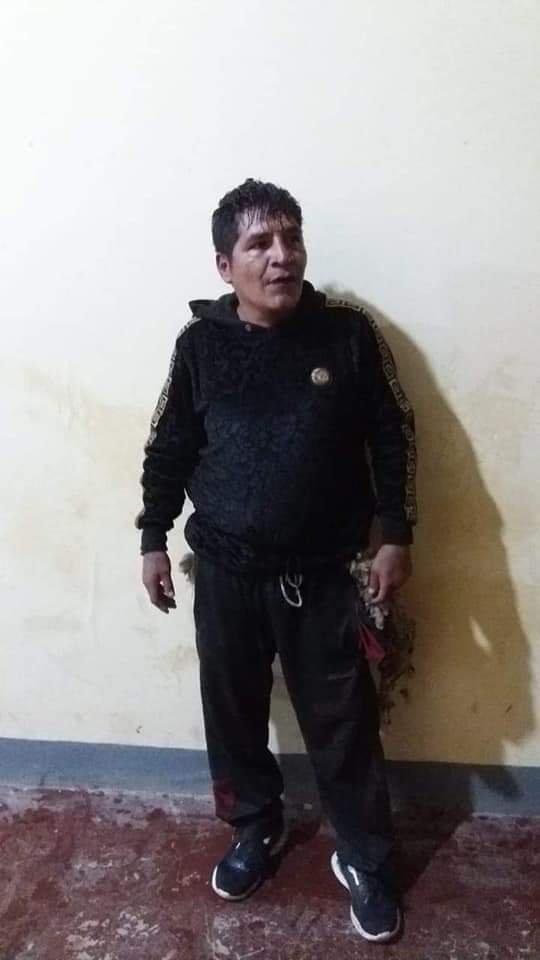 殺人犯José Luis Callisaya Diaz穿著羊毛外套試圖扮羊逃獄。(Twitter)