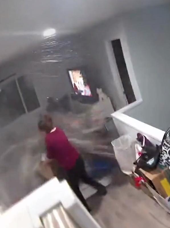 一顆直徑約1.5米的巨石崩落,先撞穿住宅外牆衝越大廳,再撞破另一面牆至一間睡房裡。(Twitter)