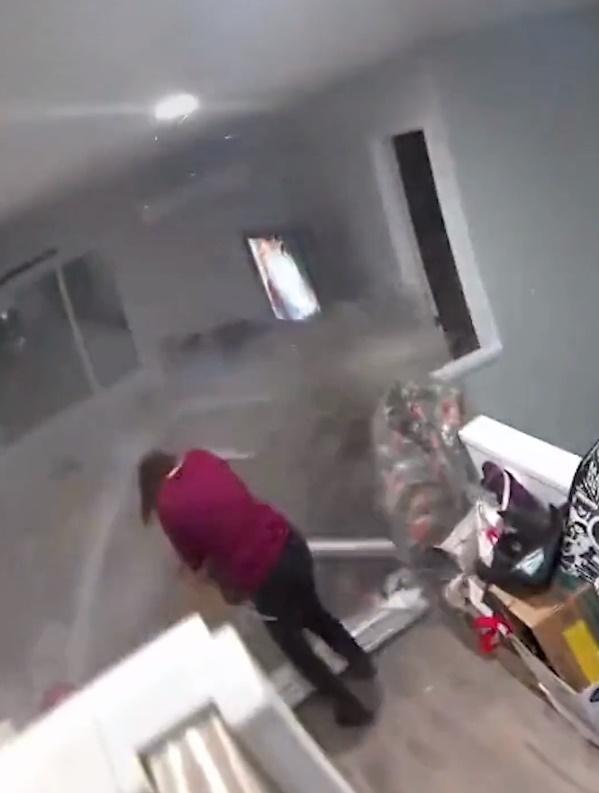 Caroline Sasaki當時與巨石只有一步之差,巨石就在她眼前經過。(Twitter)