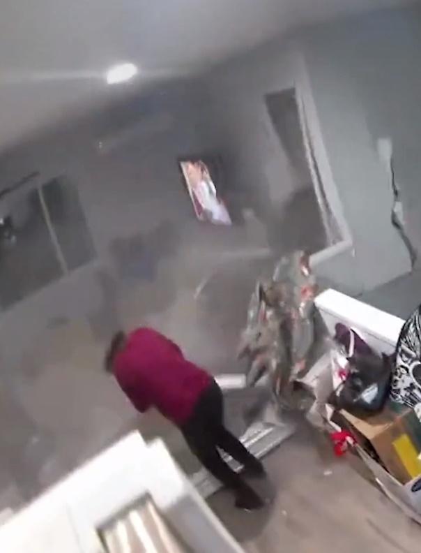 Caroline Sasaki當時與巨石只有一步之差,巨石就在她眼前經過。(Twitter)